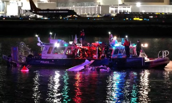 Vinte e sete corpos foram retirados da água até o momento, segundo o chefe dos bombeiros.