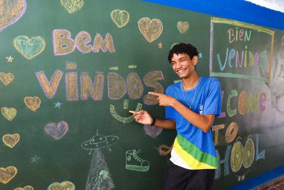 Alunos da rede estadual voltam para as salas de aula nesta segunda (3).